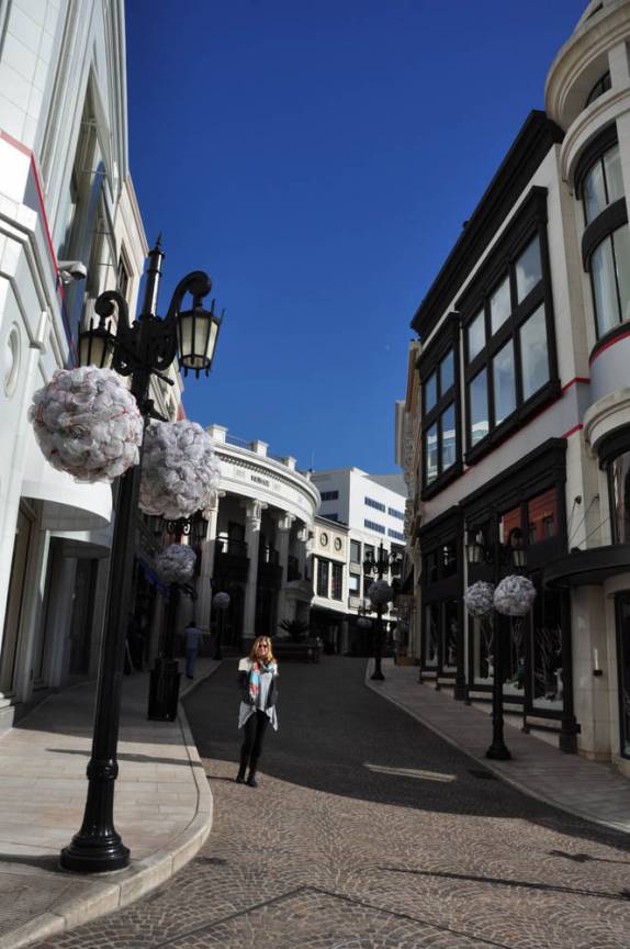 Passeando na exclusiva Rodeo Drive, em Beverly Hills, bairro de Los Angeles, na Califórnia - Estados Unidos